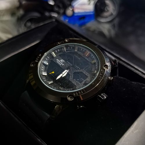 Side profile of Casio Edifice men’s sport watch case and buttons