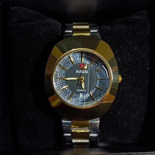 Premium Rado DiaStar gold quartz men’s wristwatch with sleek black dial, elegant case design, and stainless steel chain.