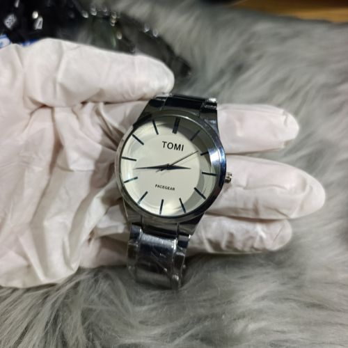 Premium TOMI wristwatch set for couples, including men’s and women’s sizes, with durable silver straps and sleek dial.