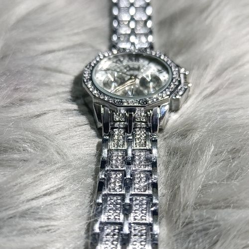 Durable stainless steel strap with diamond-styled detailing on elegant women’s watch